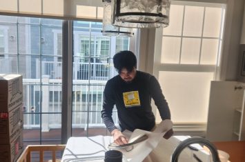 Professional packer who understands packing service costs in Chicago