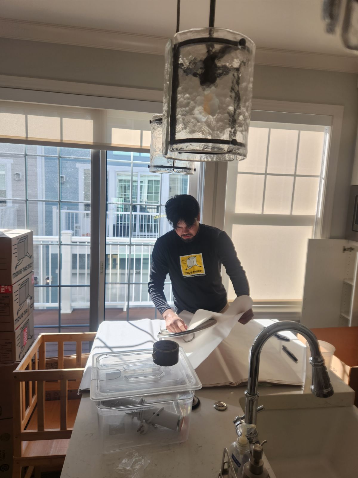 Professional packer who understands packing service costs in Chicago